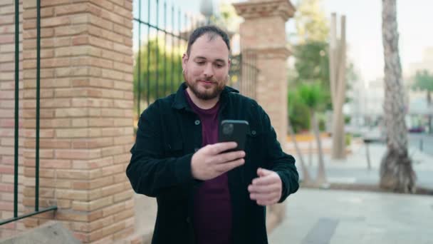 年轻又大的男人在街上用智能手机自信地做出自己的照片 — 图库视频影像