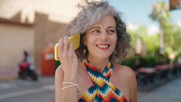Μέση Ηλικία Γκρίζα Μαλλιά Γυναίκα Χαμογελά Αυτοπεποίθηση Ακούγοντας Ηχητικό Μήνυμα — Αρχείο Βίντεο