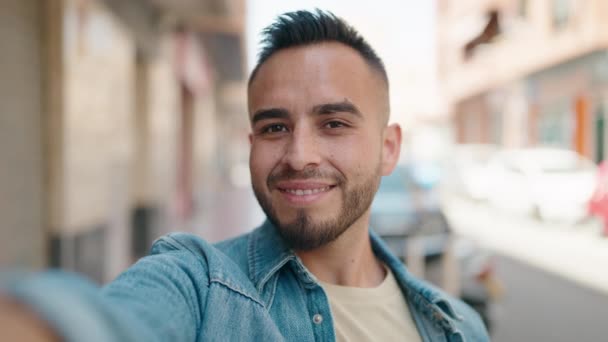 Mladý Hispánec Muž Usměvavý Sebevědomě Dělat Selfie Kamery Ulici — Stock video