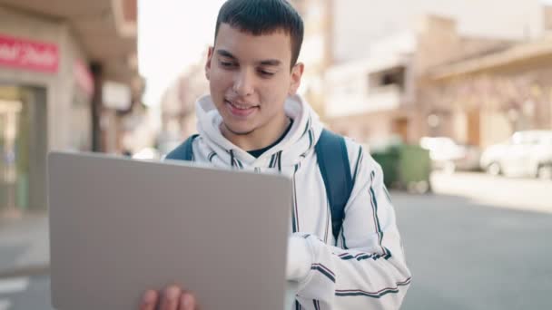 Młody Człowiek Student Pomocą Laptopa Stoi Ulicy — Wideo stockowe