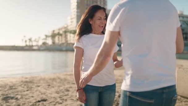 Mężczyzna Kobieta Para Przytulając Się Niespodzianka Kwiatem Plaży — Wideo stockowe