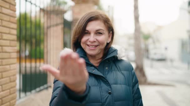 Middle Age Woman Smiling Confident Doing Coming Gesture Finger Street — Wideo stockowe