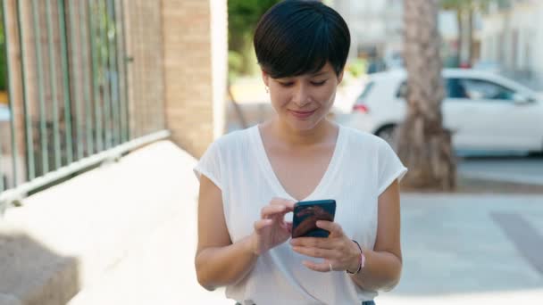Middle Age Chinese Woman Smiling Confident Using Smartphone Street — Video Stock
