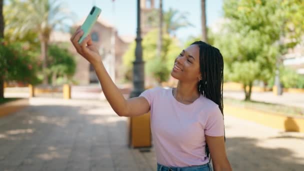 Afričanky Americká Žena Usmívá Sebevědomě Dělat Selfie Smartphonu Parku — Stock video
