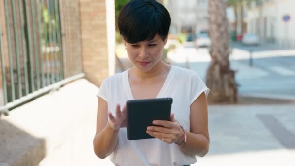 Middle Age Chinese Woman Smiling Confident Using Touchpad Street — Video Stock