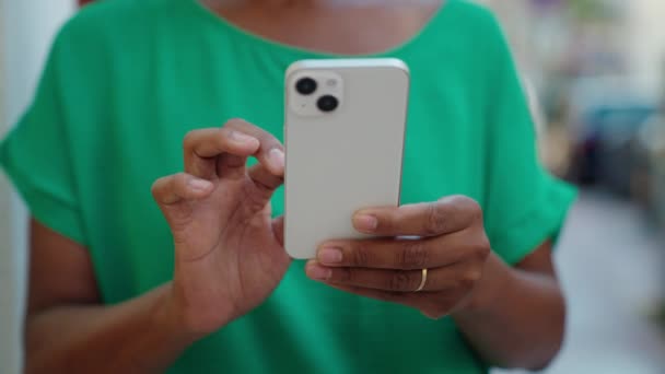 Moyen Age Femme Afro Américaine Utilisant Smartphone Dans Rue — Video