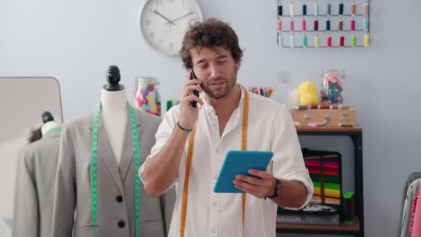 Junger Hispanischer Mann Spricht Bekleidungsfabrik Touchpad Auf Smartphone — Stockvideo