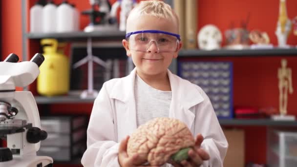 Nuttet Lille Videnskabsmand Smilende Selvsikker Holder Hjernen Klasseværelset – Stock-video
