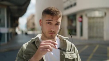 Sokakta kendine güvenen ve gülümseyen İspanyol genç adam.