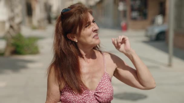 ストリートで自信を持って喫煙笑顔中年女性 — ストック動画