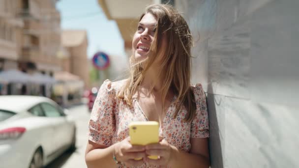 Jonge Vrouw Lacht Vol Vertrouwen Met Behulp Van Smartphone Straat — Stockvideo
