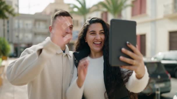 Junges Paar Lächelt Zuversichtlich Bei Videoanruf Auf Der Straße — Stockvideo