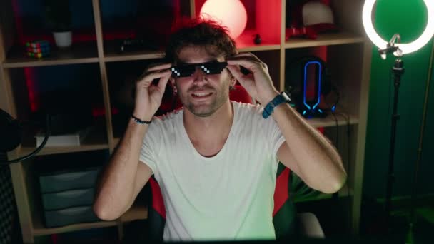 Jovem Hispânico Homem Streamer Sorrindo Confidetn Vestindo Bandido Vida Óculos — Vídeo de Stock