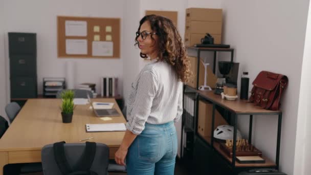 Mulher Meia Idade Empresária Sorrindo Confiante Com Braços Cruzados Gesto — Vídeo de Stock