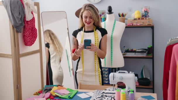 Elbise Fabrikasında Akıllı Telefon Kullanan Kendine Güvenen Güzel Spanyol Bir — Stok video