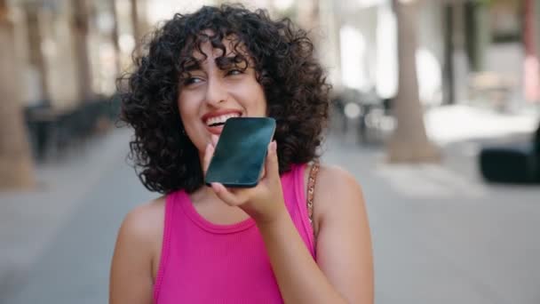 Mladá Žena Blízkém Východě Usmívá Sebevědomě Mluvit Smartphonu Ulici — Stock video