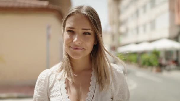 Mladá Běloška Usmívá Sebevědomě Stojící Ulici — Stock video