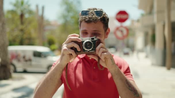 年轻的他的惊慌失措的男子游客在街上用老式相机 — 图库视频影像