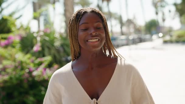 Afro Américaine Femme Souriant Confiant Ayant Appel Vidéo Parc — Video