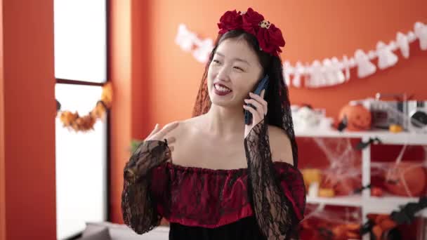 Ung Kinesisk Kvinna Bär Katrina Kostym Talar Smartphone Hemma — Stockvideo