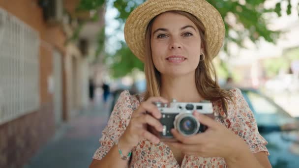 Νεαρή Γυναίκα Τουρίστρια Φοράει Καλοκαίρι Χρησιμοποιώντας Vintage Κάμερα Στο Δρόμο — Αρχείο Βίντεο