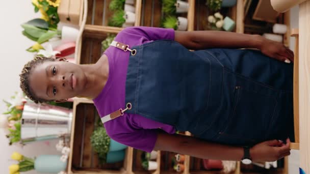 アフリカ系アメリカ人女性花屋立ってとともに腕交差ジェスチャー垂直ビデオで花屋 — ストック動画