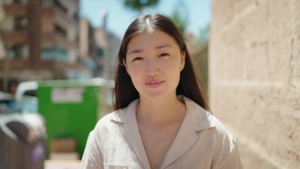 Chinesin Lächelt Selbstbewusst Auf Der Straße — Stockvideo