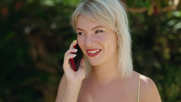 Wanita Pirang Muda Tersenyum Percaya Diri Berbicara Smartphone Taman — Stok Video