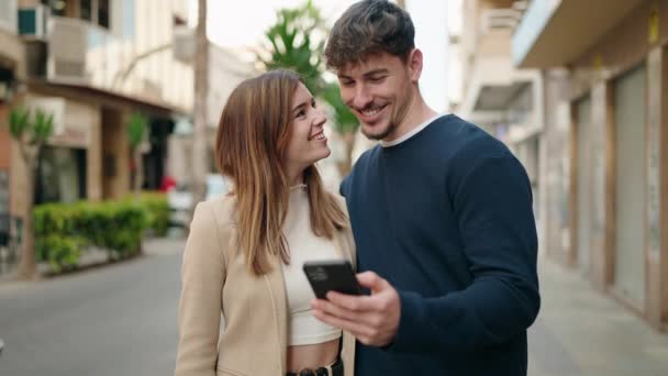 Sokakta Akıllı Telefon Kullanan Kendine Güvenen Genç Çift — Stok video