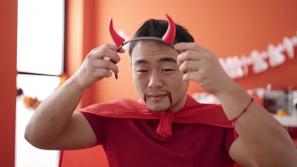 Ung Kinesisk Man Bär Djävulsdräkt Har Halloween Fest Hemma — Stockvideo