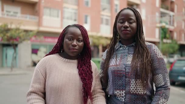Två Afrikanska Amerikanska Kvinnor Ler Självsäkra Bär Medicinsk Mask Gatan — Stockvideo