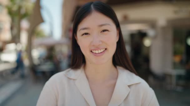 Китайська Жінка Впевнено Посміхається Стоячи Схрещеними Руками Вулиці Жестом — стокове відео