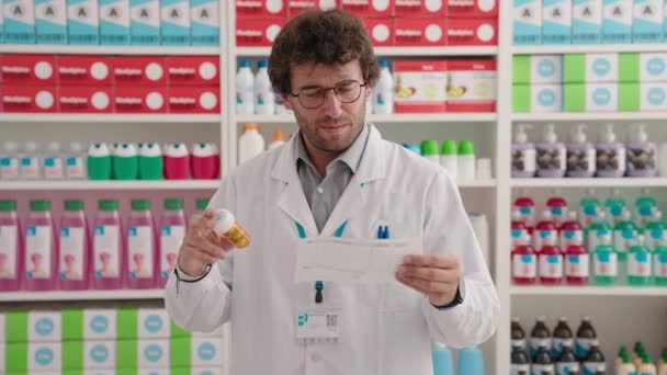 Jeune Homme Hispanique Pharmacien Tenant Des Pilules Bouteille Lecture Prescription — Video