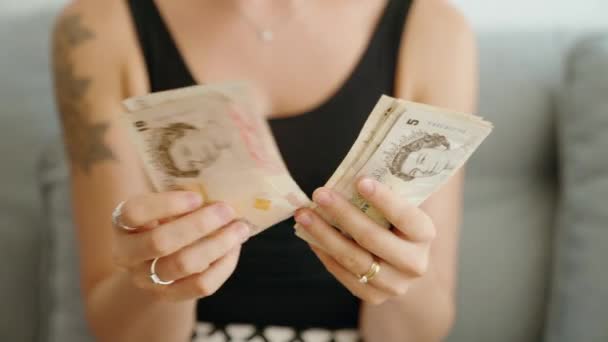 Mujer Joven Contando Billetes Libras Inglesas Casa — Vídeos de Stock
