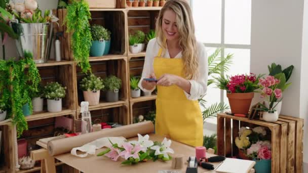 Young Blonde Woman Florist Make Photo Flowers Smartphone Park — Stockvideo