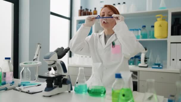 Junge Rothaarige Frau Wissenschaftleruniform Und Sicherheitsbrille Labor — Stockvideo