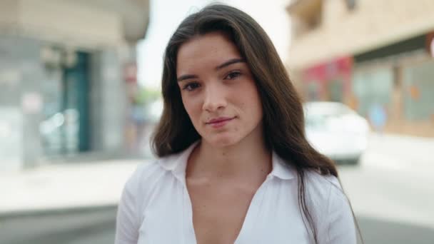 Молода Іспаномовна Жінка Посміхається Впевнено Стоячи Вулиці — стокове відео