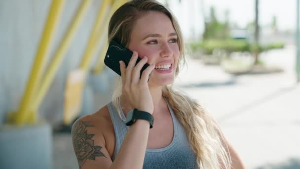 Ung Blond Kvinna Sportkläder Talar Smartphone Gatan — Stockvideo