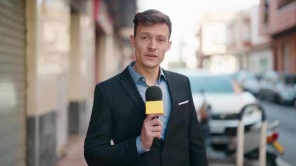 Νεαρός Καυκάσιος Δημοσιογράφος Που Εργάζεται Χρησιμοποιώντας Μικρόφωνο Στο Δρόμο — Αρχείο Βίντεο