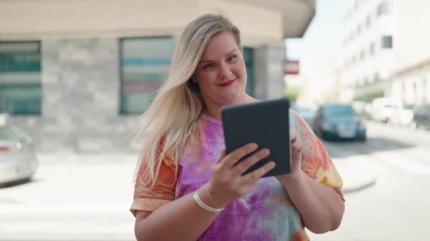 Jeune Femme Utilisant Touchpad Avec Expression Gagnante Rue — Video