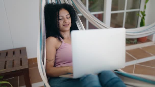 Młoda Latynoska Kobieta Korzystająca Laptopa Leżącego Hamaku Tarasie — Wideo stockowe