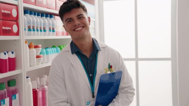 Muda Hispanik Ahli Farmasi Tersenyum Percaya Diri Memegang Clipboard Apotek — Stok Video