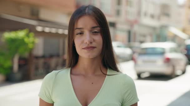 Jong Mooi Latino Vrouw Glimlachen Zelfverzekerd Staan Straat — Stockvideo