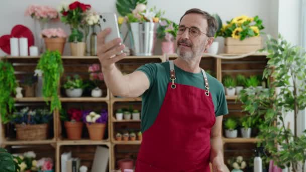 Middle Age Man Florist Smiling Confident Make Selfie Smartphone Florist — Video
