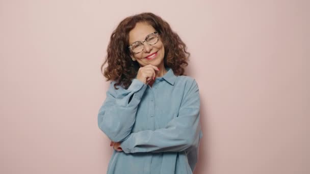 Middle Age Woman Smiling Confident Standing Pink Background — Vídeo de stock