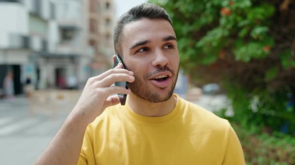 Молодой Латиноамериканец Уверенно Улыбается Разговаривая Смартфону Улице — стоковое видео