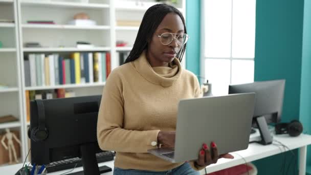 Mulher Africana Usando Laptop Universidade Biblioteca — Vídeo de Stock