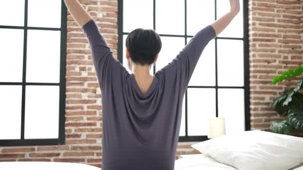 Junge Chinesin Wacht Mit Ausgestreckten Armen Schlafzimmer Auf — Stockvideo