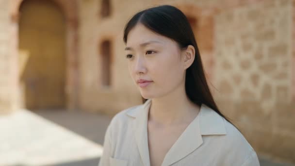 Chińska Kobieta Relaksującym Wyrazem Twarzy Stoi Ulicy — Wideo stockowe