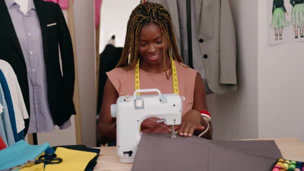 Afrykańska Amerykanka Krawiec Uśmiechnięta Pewnie Pomocą Maszyny Szycia Sklepie Krawieckim — Wideo stockowe